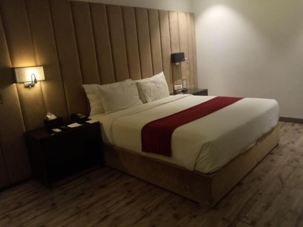 Grand Ittehad Boutique Hotel لاهور المظهر الخارجي الصورة